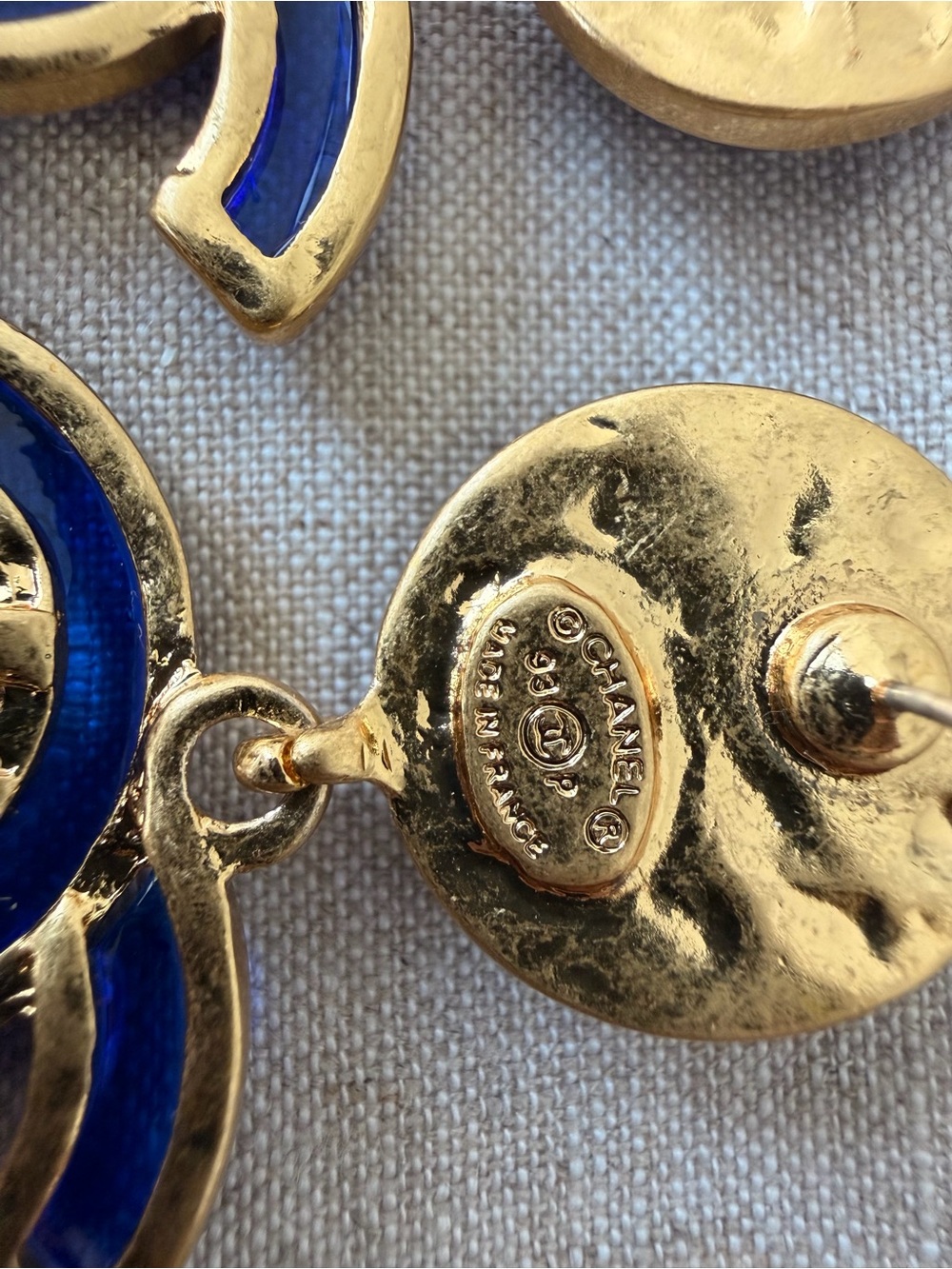 💙Vintage CHANEL Gold-Tone and Deep Blue CC Drop Earrings✨ - Picture 4 of 7
